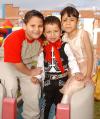  11 de septiembre 

En su fiesta de cumpleaños Fernando Adrián Tapia Jiménez posó junto a su primo José Antonio Tapia y su hermana Sheila.