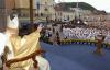 Aunque pareció por momentos cansado, su presentación marcó una mejoría notable respecto al día anterior, cuando su fragilidad quedó al descubierto al requerir ayuda para terminar dos discursos. El Papa sufre también de artritis y de dolencias en una cadera y una rodilla.