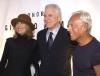 Giorgio Armani posa al lado de los actores Diane Keaton y Steve Martin, quien en la película el 'Padre de la novia' nunca pudo conseguir un traje del famoso diseñador.