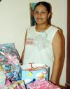 Dina Érika Cedillo de Ortiz en la reunión de regalos para bebé que le preparó Norma Laura Martínez .