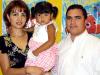 Arturo Figueroa Díaz y Verónica Galaviz de Figueroa con su hija Paola en un convivio que le ofrecieron por sus tres años de edad.