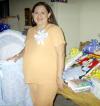 Pronto nacerá el bebé de Fabiola Silos de López y por ello la festejaron con una fiesta de canastilla.