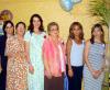 Martha de Pérez Merodio con las anfitrionas de su fiesta de canastilla, Zoila, Miriam y Mónica Pérez Merodio, Mirna, Mague y Sandra Román.
