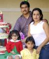 Aymeé Carolina en la fiesta que le organizaron sus papás Crispín Mendoza y Claudia López por su tercer aniversario de vida quienes la acompañan, al igual que su hermana.