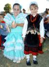 Las niñas Mari Tere Gil y Ana Carmen Sesma en las Fiestas de Covadonga efectuadas en el Parque España.