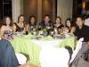 Gaby González, Ana Martínez, Caty Macías, Leonardo Fraire, Brenda González, Denisse González y Roberto Fraire en un banquete de boda.