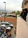 Una joven de aproximadamente 20 años desesperada por no tener nada que le autografiara, se quitó un zapato y lo lanzó al “alucinado intérprete”, “Ay están algo violentas” repetía entre risas. 

Las afueras del hotel eran un auténtico carnaval más no así al exterior del cuarto de Yahir. En el pasillo dos hombres altos, fornidos y vestidos de negro tenían la encomienda de no dejar que nadie se acercara, y lo cumplieron cabalmente. 

Después de cuarenta minutos de intensas emociones, Yahir se despidió de sus fans y entró a su cuarto dispuesto a seguir con las actividades que tenía programadas.