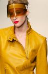 Una modelo presenta un diseño primavera-verano de la británica Betty Jackson durante su desfile en Londres.
