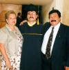 Khaled Ovalel Gutiérrez el día de su ceremonia de graduación acompañado de sus padres, Raymundo Ovalle J. e Irene de Ovalle