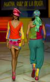 La supermodelo Stella Tennant, desfila con uno de los modelos de Aghata Ruiz de la Prada.