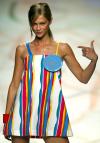 Como es habitual en esta multidisciplinar diseñadora, su desfile fue alegre y colorista, prefiriendo los tonos fuertes en cada uno de sus modelos.