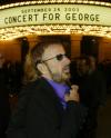 Olivia Harrison saluda a Ringo Starr y a su esposa Barbara Bach durante la premiere del documental de su esposo.