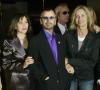 Paul McCartney y su esposa Heather Mills a su llega a la premiere del documental del último concierto de George Harrison.