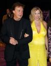 La cantante Sheryl Crow saluda a los fotógrafos después de saludar a James Taylor en la noche del evento.