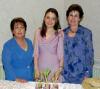 La festejada Karina Ivonne Valdez Garza con las organizadoras de su fiesta de despedida, su mamá Alicia Garza de Valdez y su futura suegra Raquel Saracho de Von Bertrab.