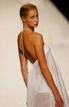 El desfile del argentino Roberto Torretta inauguró la XXXVIII edición de Pasarela Cibeles, en la que 27 diseñadores, diez de ellos integrados en el grupo de los jóvenes, mostrarán sus propuestas para la primavera y el verano de 2004.
