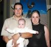 Armando Querejeda y María Lozano con su pequeño hijo Andrés.