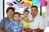 Niño Saúl Sandoval Velázquez acompañado por sus padres quienes le ofrecieron una piñata por su cuarto año de vida.