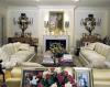 El cantante británico Elton John subastó  los muebles y cuadros de su lujosa mansión londinense, entre los que había un retrato de Elizabeth Honeywoodo pintado en el siglo XVI por William Larkin.