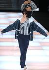 Los colores como el gris y el negro no fueron olvidados por Armani, al realizar sus diseños para la primavera del año entrante.