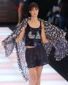 Para el buen tiempo, Armani propone unos modelos que tienen un gusto popular, como él mismo ha reconocido, y que se inspiran más en la cultura mediterránea tradicional.