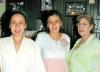 Dina T. de Cárdenas acompañada de su hermana Elena Elizabeth y su mamá Tina Monárrez de Torre el día de su fiesta de canastilla.