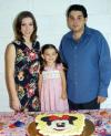 La niña Marcela Sifuentes Ramos con sus padres Armando Sifuentes Tijerina y Natalia Ramos Martínez en la fiesta que le ofrecieron con motivo de sus tres años de vida