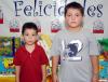 Niños Adolfo y Mauricio Dávila Castillo en la piñata que les organizaron sus papás con motivo de sus tres y seis años de vida respectivamente