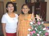 Dora Lizbeth Artea acompañada de la organizadora de su fiesta de canastilla, su mamá Dora Elia Artea Llanas.