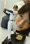 Una empleada de Takara corp. muestra la nueva figura conmemorativa del jugador de Las Ligas Mayores Hideki Matsui, el cual milita con los Yanquis de Nueva York. La figura recrea el primer jonrón del pelotero en EU.