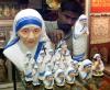 Un vendedor ofrece piezas con la imagen de la Madre Teresa de Calcuta, la cual sirvió a Calcuta por más de cinco décadas y murió hace seis años, ella fue beatificada el 19 de octubre por el Papa Juan Pablo II.