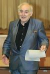 Ginzburg, de 87 años, fue jefe del grupo teórico en el Instituto Físico P.N. Lebedev en Moscú. Abrikosov, Ginzburg dijo que su parte del premio de 1,3 millones de dólares, una fortuna para él, la gastaría en su familia. 'Tengo bisnietos y al menos quiero dárselo a ellos', dijo. 'Un jugador de tenis puede ganar esta cantidad de dinero por sólo un juego. Para mí, por supuesto, es una enorme cantidad de dinero, como lo es para cualquiera en Rusia que no es un sinvergüenza o un magnate'.