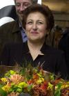 En el 2001, Ebadi recibió ya en Noruega el Premio de los Derechos Humanos Tholof Rafto, por su defensa ante los tribunales iraníes de mujeres, en causas de divorcio y de tutela de los hijos.