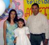 Anette en la piñata que le organizaron sus papás, los señores José Sergio Ramírez e Iliana Huerta Rodríguez, con motivo de sus tres años.