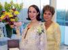 Ninieve Esteve de Reyes acompañada de la señora Yolanda Escondón de Chávez en la fiesta de regalos que le organizó.