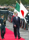 Fox pasó revista a la guardia de honor formada en el patio del palacio de Akasaka después de haber escuchado los himnos nacionales de México y Japón, y saludó a las máximas autoridades japonesas del Parlamento y el Gobierno.