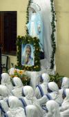 La Madre Teresa fue 'elevada a los altares' por la curación inexplicable, desde el punto de vista científico, de Mónica Bersa, cuyo cáncer en el estómago desapareció luego de que en 1998 una monja le puso en el vientre una medalla de la religiosa.