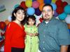 Señor Jorge Silva Jáquez acompañado por su esposa Malú Robles de Silva y por su hijo Jorge Silva en la comida que le organizaron por su cumpleaños.