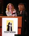 El director Ron Howard sostiene su premio al mejor director del año otorgado por el Festival de Cine de Hollywood.