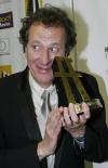 El director Ron Howard sostiene su premio al mejor director del año otorgado por el Festival de Cine de Hollywood.