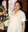 Alexandra Sigala de Duarte en la fiesta de regalos que se le organizó por el próximo nacimiento de su bebé.