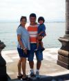 Jorge Silva y Malú de Silva con su hijo Jorgito, quienes recientemente disfrutaron de unas vacaciones en una playa nacional.
