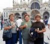 Rosy Dueñes, Lila García y María de Jesús Valdivia en la Plaza San Marcos en Venecia Italia, donde gozaron de unas agradables vacaciones.
