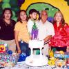 El pequeño Mario Alberto de la Cruz Reyes acompañado por sus tías Judith, Yassmín y Denisse y por su abuelito José Luis, en la fiesta de cumpoeaños que le ofrecieron por su quinto aniversario de vida.