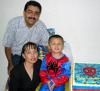 Joel Arroyo Espino y Sara Edith Vacio de Arroyo con su pequeño Joel Aarón en la fiesta que le organizaron por su tercer año de vida.