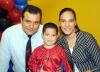 Juan Garza Gurrola acompañado de sus padres los señores Virgilio Garza y María Luisa Gurrola en una piñata que le organizaron por su cuarto aniversario de vida.