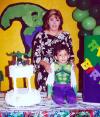 Mario Alberto de la Cruz Reyes acompañado de su mamá, Anabel Reyes Tostado en la fiesta que le organizó por sus cinco años de vida.