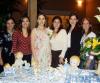 Patricia Miltre de Decayón con un grupo de amigas en la fiesta de regalos que le ofrecieron por el cercano nacimiento de su primer bebé.