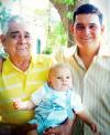 El Señor Gustavo E. Romo López celebró su cumpleaños, en la fotografía lo acompañan  su papá  Sr. Gustavo Romo Castañeda  y su hijo Gustavo Romo Espinoza, quienes forman tres generaciones de estimable familia.