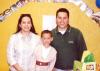 El pequeño Ricardo Aguirre Rodríguez acompañado de sus papás, Ing. Ricardo Aguirre Venegas y Lic. Cristina Rodríguez Aguirre en la fiesta por su tercer aniversario de vida